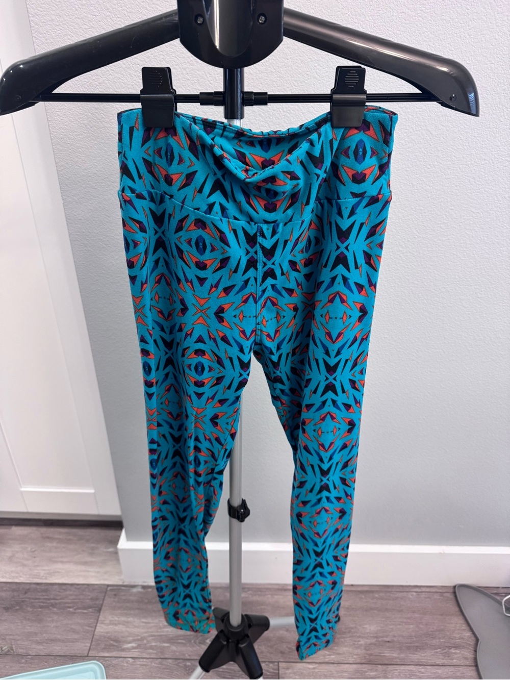 LuLaRoe Teal Geometric Print Leggings with Coral Accents